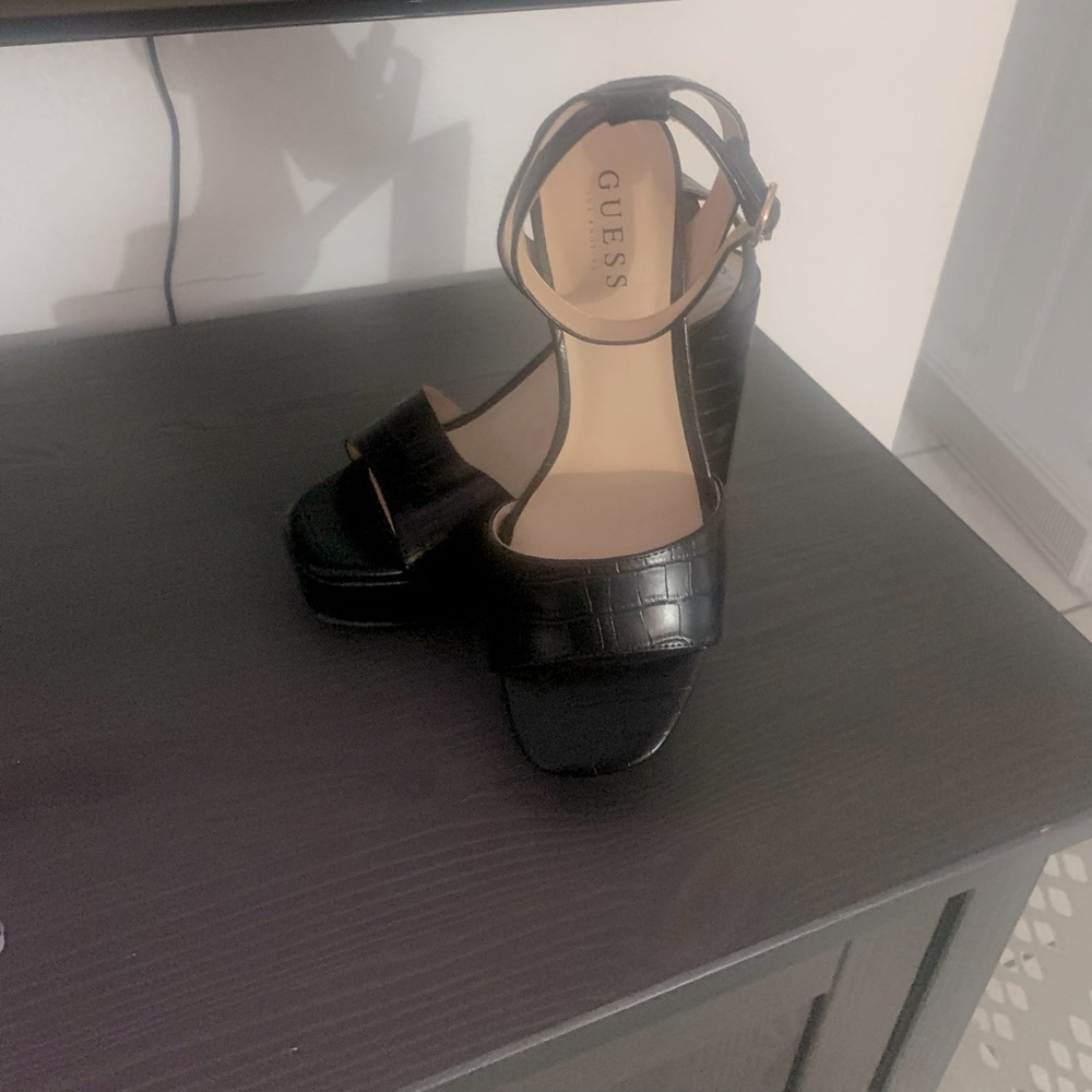 Brand NEW GUESS Rippa Pumps SIZE 9